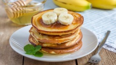 Φτιάχνουμε vegan pancakes με μπανάνα και γάλα καρύδας