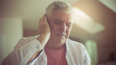 Έρευνα: Πάνω από 740 εκατομμύρια άνθρωποι στον κόσμο ακούνε ένα βουητό στα αυτιά τους