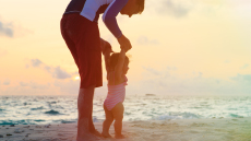 Σε συμβολαιογράφο, χωρίς δίκη η αναγνώριση της πατρότητας για παιδιά εκτός γάμου