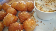 Λουκουμάδες, οι ζυμαρένιες μπαλίτσες που αγαπάμε