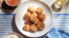 Vegan: Ρεβιθοκεφτέδες με δροσερή σάλτσα πιπεριάς