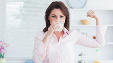 Οστεοπόρωση: Πώς θα αυξήσετε την απορρόφηση ασβεστίου για γερά οστά