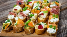 Καναπεδάκια, τα ορεκτικά που τρώγονται με μια μπουκιά