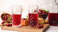 Φτιάχνουμε σπιτική βυσσινάδα, σκέτη γλύκα!