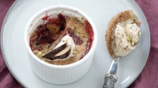 Δαμάσκηνα με παγωτό και φιστίκια