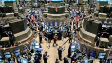 Wall Street: Στο κόκκινο οι δείκτες, ξεπούλημα στις μετοχές AI και ανησυχία για τη Fed μετά τον πληθωρισμό
