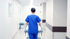 Χειροπέδες σε 8 αλλοδαπές που εργάζονταν παράνομα ως αποκλειστικές νοσοκόμες σε νοσοκομείο της Αθήνας