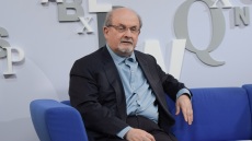 Σαλμάν Ρούσντι: Μαζική καταδίκη της απόπειρας δολοφονίας - Αποτελεί «κλήση αφύπνισης για την ιρανική απειλή» 
