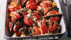 Φτιάχνουμε ζουμερές ντοµάτες «ακορντεόν» με μοτσαρέλα