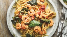 Εύκολα σπαγγέτι με γαρίδες, τσίλι και βασιλικό