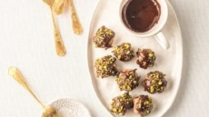 Τρουφάκια σοκολάτας χωρίς ζάχαρη με ξηρούς καρπούς και σύκα