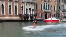 Ιταλία: Νεαροί έκαναν... surfboard στα κανάλια της Βενετίας - Ο δήμαρχος τους αποκάλεσε «ηλίθιους» και τους επικήρυξε
