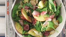 Σαλάτα με σπανάκι, ροδάκινα ή μάνγκο, τραγανό μπέικον, αμύγδαλα και λεμονάτη βινεγκρέτ