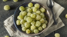 Το νέο food trend του TikTok είναι τα παγωμένα σταφύλια με Prosecco και ζάχαρη