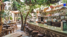 8 αυλές στα Νότια Προάστια για τις ζεστές ημέρες του καλοκαιριού