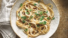 Φτιάχνουμε μια από τις πιο κλασικές και νόστιμες μακαρονάδες, δηλαδή, σπαγγέτι Αλφρέντο. 