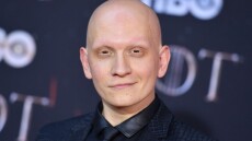 Άντονι Κάριγκαν από το «Barry»: Η αλωπεκία με έκανε καλύτερο ηθοποιό