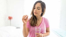 Θέλετε να σας «πιάσει» γρήγορα το χάπι; Τότε ξαπλώστε με αυτόν τον τρόπο