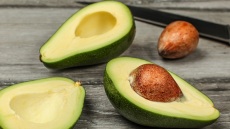 Πώς να φτιάξετε το πιο δροσιστικό επιδόρπιο με αβοκάντο με μόλις 2 υλικά
