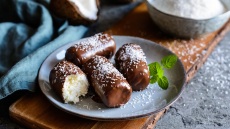 Φτιάχνουμε εύκολα μπαστουνάκια καρύδας με μόνο 3 υλικά