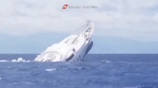 Βίντεο: Σούπερ γιοτ 40 μέτρων βυθίζεται στα ανοιχτά των ακτών της Νότιας Ιταλίας