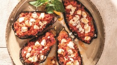 Μελιτζάνες παπουτσάκια: το απόλυτο καλοκαιρινό λαδερό