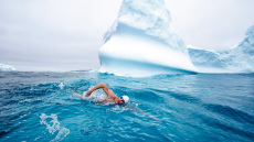 Lewis Pugh: Ο άνθρωπος που κολυμπά ανάμεσα στα παγόβουνα για... καλό σκοπό 