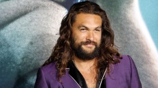 Τζέισον Μομόα:« Θρηνεί» τους χαμένους του κοιλιακούς