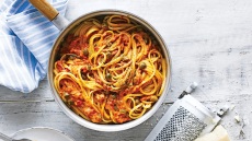 Σπαγγέτι αματριτσιάνα με τομάτα και κάππαρη