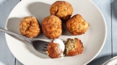 Εύκολοι κεφτέδες γαλοπούλας με σάλτσα τυριού