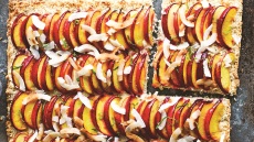 Τάρτα ροδάκινο με καρύδα και λάιμ