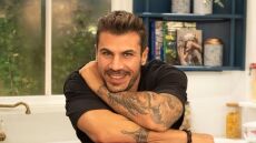 Άκης Πετρετζίκης: Έφτιαξε φανουρόπιτα και την πήγε στην εκκλησία με τον γιο του