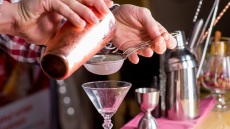Κοκτέιλ με ρούμι ή με τζιν; Ποιες είναι οι προτιμήσεις των αναγνωστών του Olive;