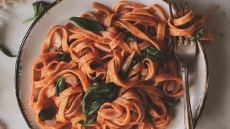 Η μακαρονάδα του καλοκαιριού: Ταλιατέλες με πελτέ και σκόρδο