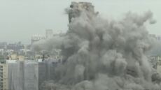 Βίντεο: Η στιγμή που γκρεμίζονται ουρανοξύστες 103 μέτρων στην Ινδία