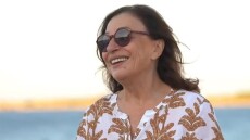 Χάρις Αλεξίου: Μάς ταξιδεύει στον χαμένο παράδεισο της Μικράς Ασίας μέσα από μια παράσταση