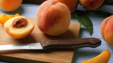 Πώς αφαιρούμε εύκολα και γρήγορα το κουκούτσι από το ροδάκινο