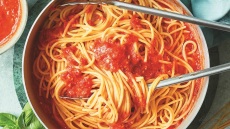 Εύκολη μακαρονάδα με σάλτσα από ψητές ντομάτες