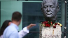 Μεσίστιες οι σημαίες στο Βερολίνο την ημέρα της κηδείας του Γκορμπατσόφ