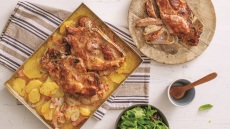 Χοιρινές μπριζόλες φούρνου με πατάτες και μπέικον
