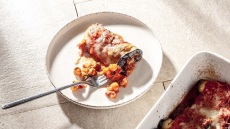 Ψητά ρολάκια μελιτζάνας γεμιστά με ρεβίθια και ντομάτα