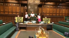Βρετανία: Ακτιβιστές της «Extinction Rebellion» μπήκαν στη Βουλή των Κοινοτήτων και «κόλλησαν» στο έδρανο του προέδρου