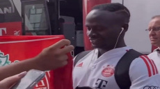 Μανέ: Χαμογέλασε μόλις είδε σημαία της Λίβερπουλ και την υπέγραψε με χαρά