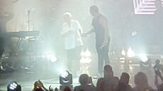 Γιώργος Μαζωνάκης: Το ζεϊμπέκικο της μητέρας του στη συναυλία του στο Κατράκειο - Δείτε βίντεο