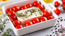 Πώς τρώνε τη φέτα στο εξωτερικό;