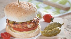 Η συνταγή της ημέρας: Burger γαλοπούλας. Το μενού της εβδομάδας (5 έως 11/9)