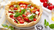 Ντοματίνια: γιατί να τα βάλουμε στη διατροφή μας και 9 νόστιμες συνταγές