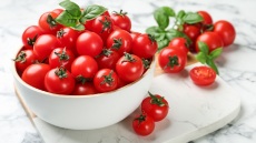 Το έξυπνο κόλπο για να κόψετε γρήγορα τα ντοματίνια