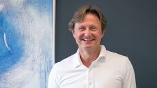 Βρετανία: Εκατομμυριούχος επιχειρηματίας παράτησε τη σύζυγό του για την Ουκρανή που φιλοξενούσαν στο σπίτι τους