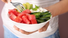 Σούπερ υγιεινή σαλάτα με καρπούζι, αγγούρι και αβοκάντο, έτοιμη σε 5 λεπτά!